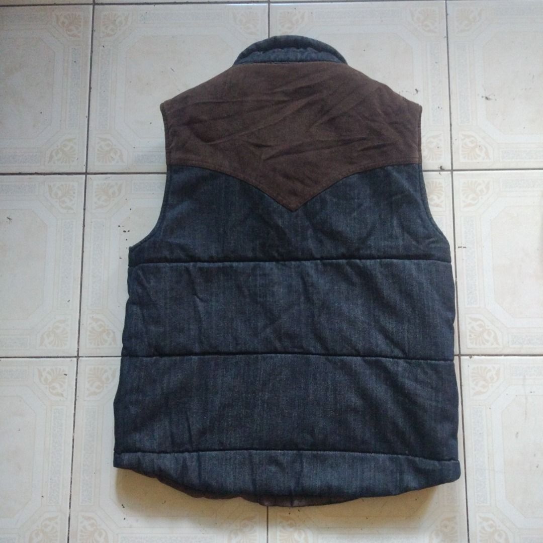 Levis Denim Reversible Vest M (Category: Vests) located in Pasay City. Submitted by denimdude.ph (Listing ID 1470273048, Image 2). Description: .