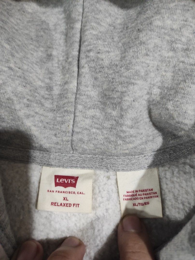 LEVI'S HOODIE JACKET (Category: Coats, Jackets and Outerwear) located in Las Pinas. Submitted by jeusmanlangit (Listing ID 1470284544, Image 2). Description: LEVI'S HOODIE JACKET SIZE: XL ON TAG DIMES: W: 27 L: 32 ISSUE: MAY STAIN PERO WASHABLE NAMAN 640 PESOS LANG DM📩.