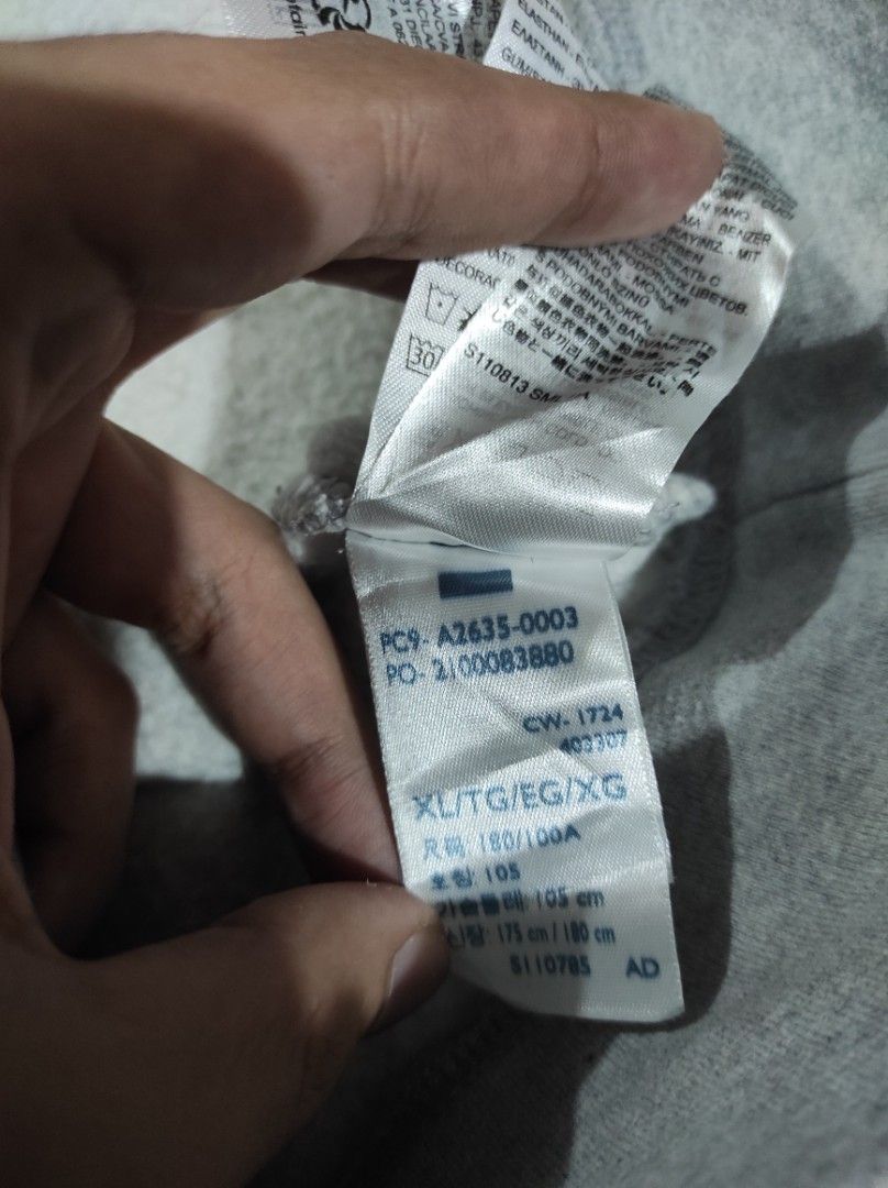 LEVI'S HOODIE JACKET (Category: Coats, Jackets and Outerwear) located in Las Pinas. Submitted by jeusmanlangit (Listing ID 1470284544, Image 3). Description: LEVI'S HOODIE JACKET SIZE: XL ON TAG DIMES: W: 27 L: 32 ISSUE: MAY STAIN PERO WASHABLE NAMAN 640 PESOS LANG DM📩.