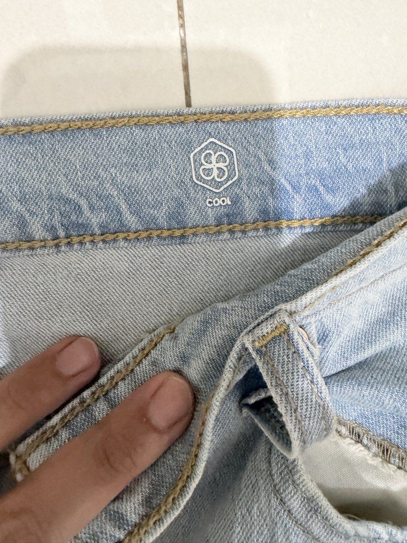 Levi’s Pants Original (Category: Jeans) located in Pasig City. Submitted by queensuite (Listing ID 1470202475, Image 2). Description: .