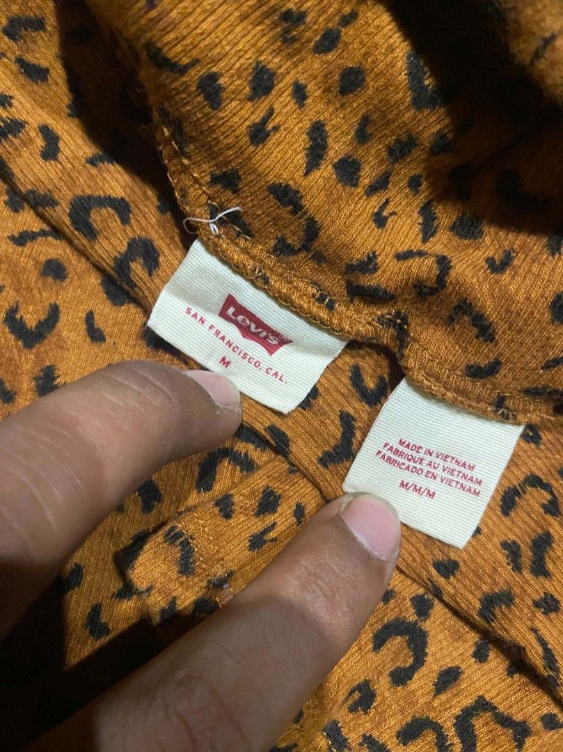 LEVI'S RUST LEOPARD TURTLE NECK LONG SLEEVE SWEATER (Category: Activewear) located in Mandaue City. Submitted by gusstboy21 (Listing ID 1470292878, Image 3). Description: AUTHENTHIC NO ISSUE SIZE : MED ON TAG DIMES : W30 L22.5 MOP : GCASH MOD : JNT LOC : CEBU, PH + SF.