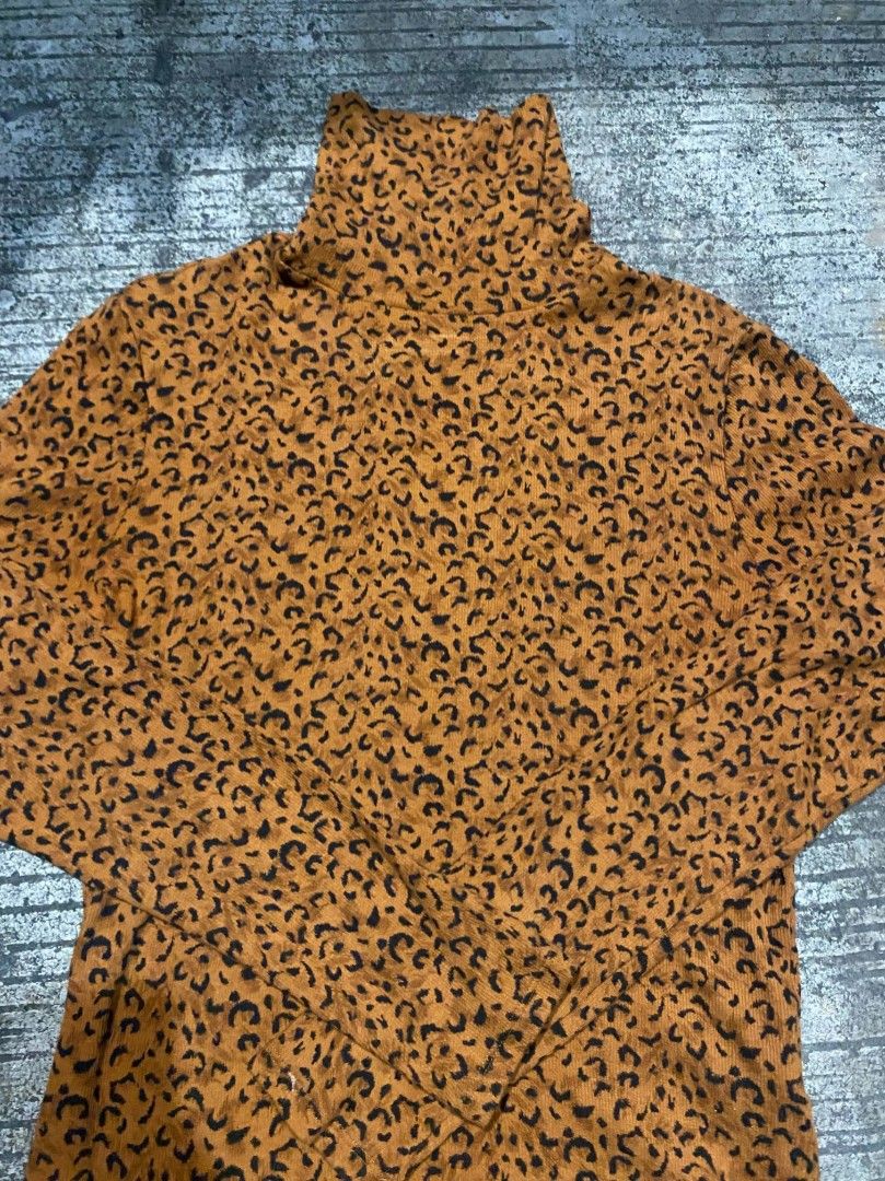 LEVI'S RUST LEOPARD TURTLE NECK LONG SLEEVE SWEATER (Category: Activewear) located in Mandaue City. Submitted by gusstboy21 (Listing ID 1470292878, Image 2). Description: AUTHENTHIC NO ISSUE SIZE : MED ON TAG DIMES : W30 L22.5 MOP : GCASH MOD : JNT LOC : CEBU, PH + SF.