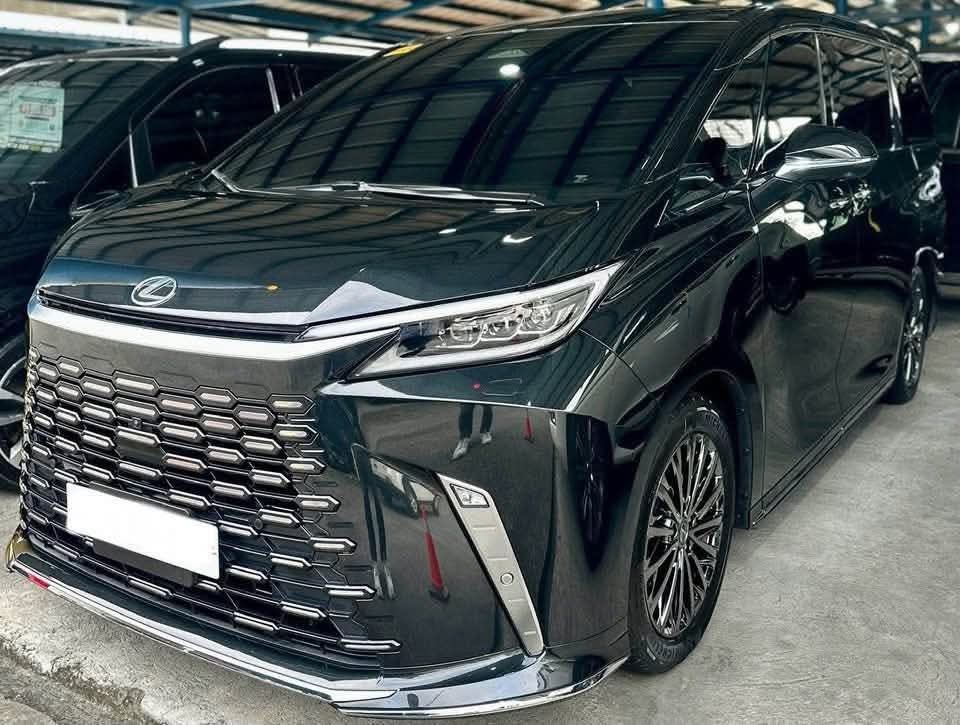 Lexus LM 350h (Hybrid) Auto (Category: New Cars) located in Manila. Submitted by quality_cars (Listing ID 1470330278, Image 3). Description: 🌟 Brand New Arrival: 2025 Lexus LM 350h (Hybrid) 🌟 Immediate availability! Experience ultimate luxury and efficiency with the all-new Lexus LM 350h. Price: ₱7,685,000 Exclusive Specs & Features: Condition: Brand New (Odometer: 000) Engine: Hybrid Electric System (CVT Automatic) Color: Elegant Black on Blac