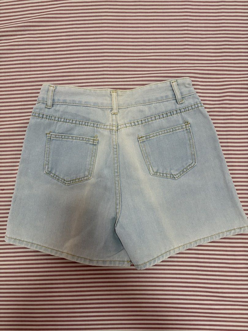 Light wash denim shorts (Category: Shorts) located in San Pedro. Submitted by iarruh (Listing ID 1470158157, Image 2). Description: - Good condition - Small (Waist: 34 cm, Length: 34 cm) - Loc: 📍 San Pedro, Laguna.