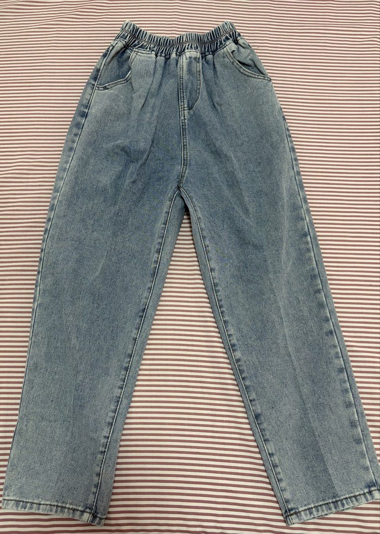 Light Wash Elastic Waist Denim Jeans (Category: Jeans) located in San Pedro. Submitted by iarruh (Listing ID 1470159928, Image 1). Description: - Style: Casual straight leg fit - Waist: Comfortable elastic waistband - Details: Functional front pockets - Material: Soft, flexible, and light wash denim - Condition: Clean all around, great everyday staple - Fits XS-S (Waist: 25-35 cm, Length: 92 cm).