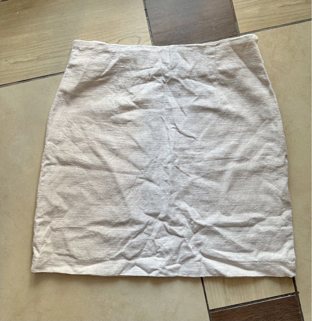 Linen skirt (Category: Skirts) located in Manila. Submitted by brownbutterlatte (Listing ID 1470249266, Image 3). Description: Used once. Check photos for flaw. Barely noticeable & can be sewn. zipper still works fine! Fits waist 26-27. Rfs: Decluttering. .