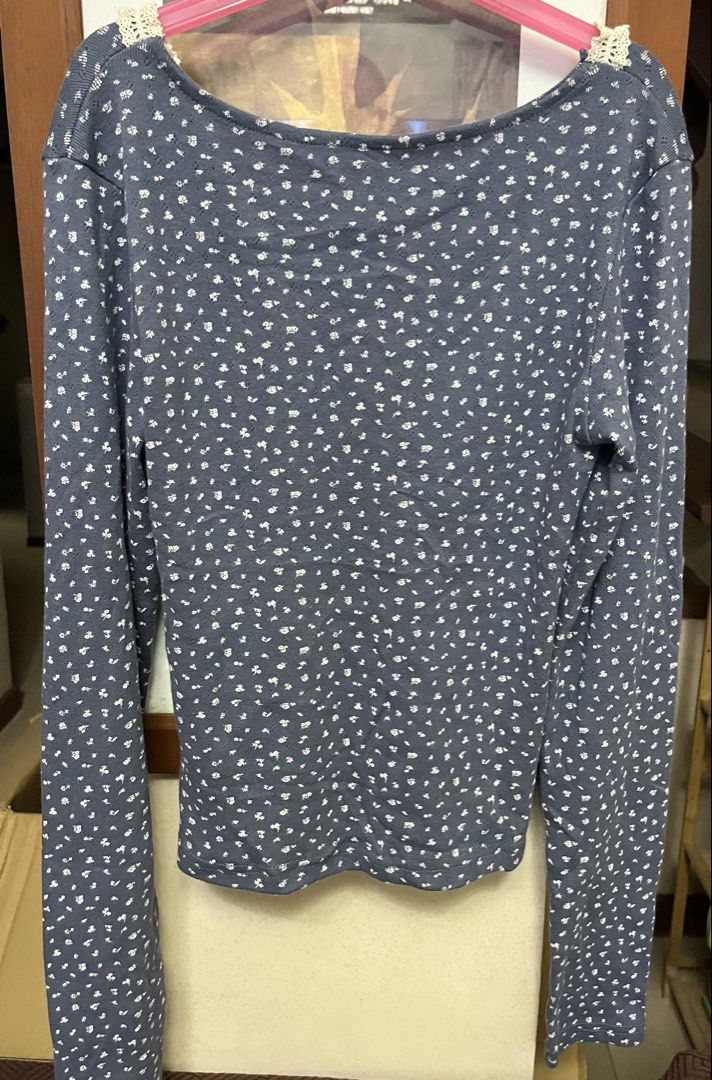 Long sleeve (Category: Longsleeves) located in Bacoor. Submitted by ayit. (Listing ID 1470270326, Image 2). Description: Orig japan gling - Brand: Japan brand - Type: Long sleeve top - Size: S (EU 36 / UK 8 / US 4) - Color: Blue with white floral prints - Features: Sweet white lace trim along the neckline and front - Condition: Very good (layered condition 3) - Style: Casual, dainty, and comfortable everyday wear.