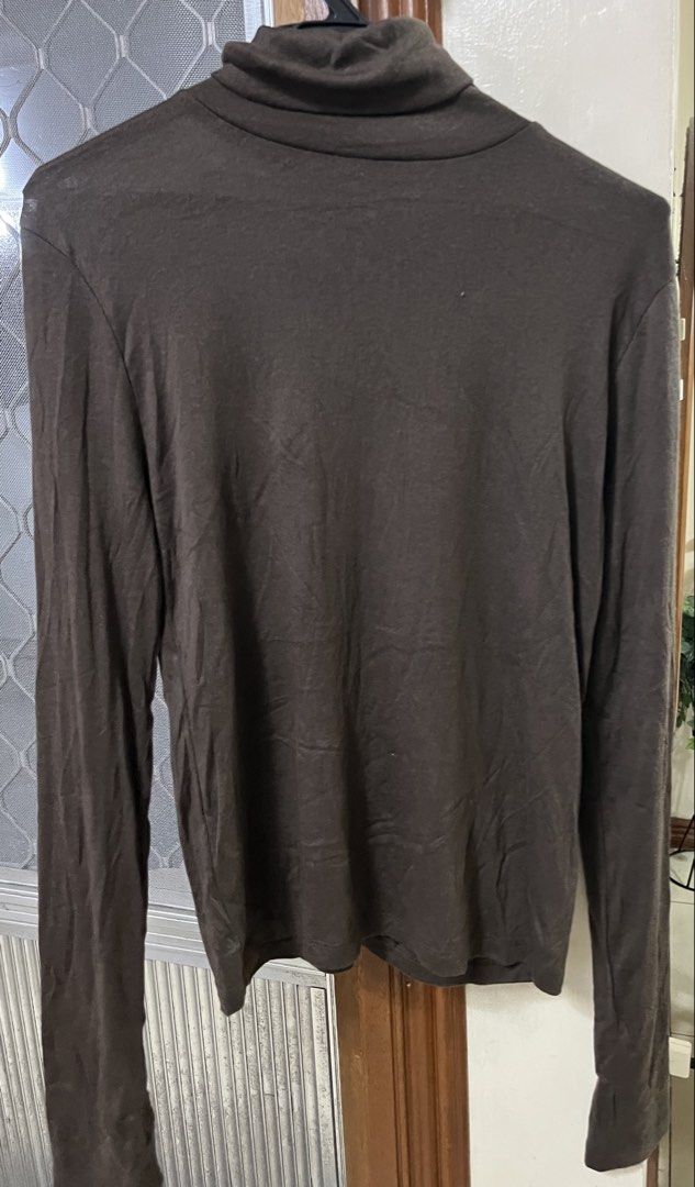 Long sleeves (Category: Longsleeves) located in Bacoor. Submitted by ayit. (Listing ID 1470272463, Image 1). Description: - Item: Long sleeves turtle neck top - Color: Dark brown - Brand: Japan brand - Size: S (EU 36 / UK 8 / US 4) - Condition: Good pre-loved condition - Features: Comfortable fabric, versatile style for casual wear or layering.