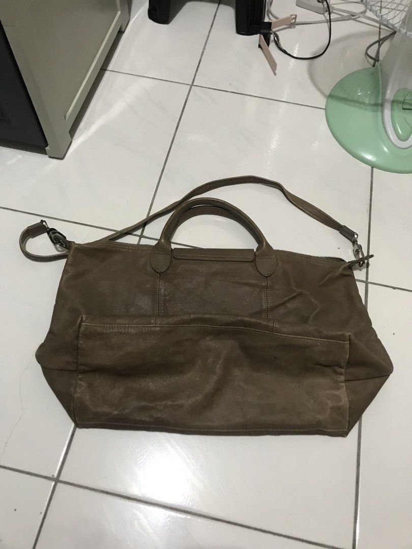 Longchamp (Category: Tote Bags) located in Balete No 2. Submitted by troyesybang (Listing ID 1470168760, Image 3). Description: Leather with sling travel bag Rubs and scuffs X sensi Bawal sa maselan Large size.