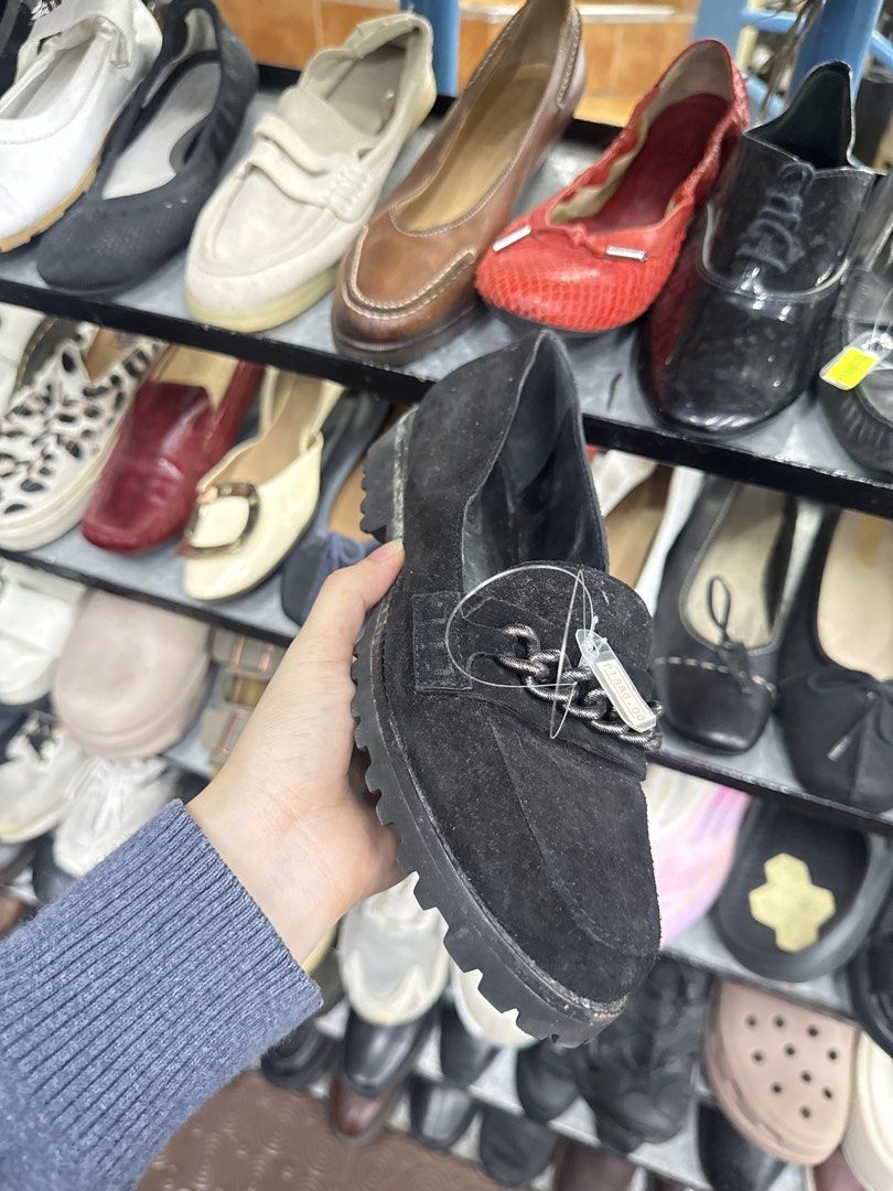 Longchamp Black Suede Chain Loafers Size 39 (Category: Loafers) located in Abucay. Submitted by fastlion.584bdf (Listing ID 1470270127, Image 1). Description: - Brand: Longchamp - Style: Slip-on loafers with chunky lug sole - Material: Premium black suede upper with leather lining - Details: Statement chain across the front and embossed logo inside - Size: 39 (stamped on heel counter).