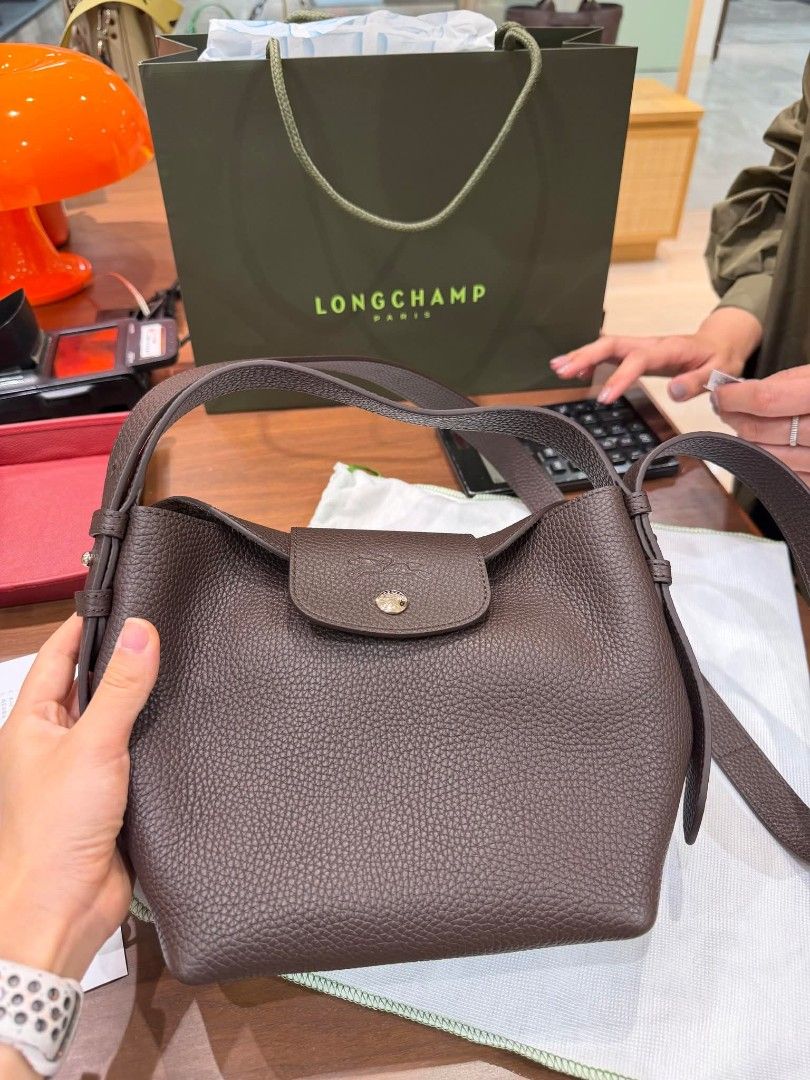 Longchamp Le Cadence S Bucket in Mocha (Category: Cross-body Bags) located in Manila. Submitted by mahaechn (Listing ID 1470309380, Image 2). Description: 📌 ON HAND ‼️ 👜 Longchamp Le Cadence S Bucket ✨ Brand new — with paper bag! Super cute, compact, and perfect for your daily lakads or errands! Stylish yet spacious for all your essentials. 📏 Size: 18 cm (L) x 23 cm (H) x 11 cm (W) ✅ With paper bag ✅ Brand new 💫 with Tag 💸 Payment first (GCa