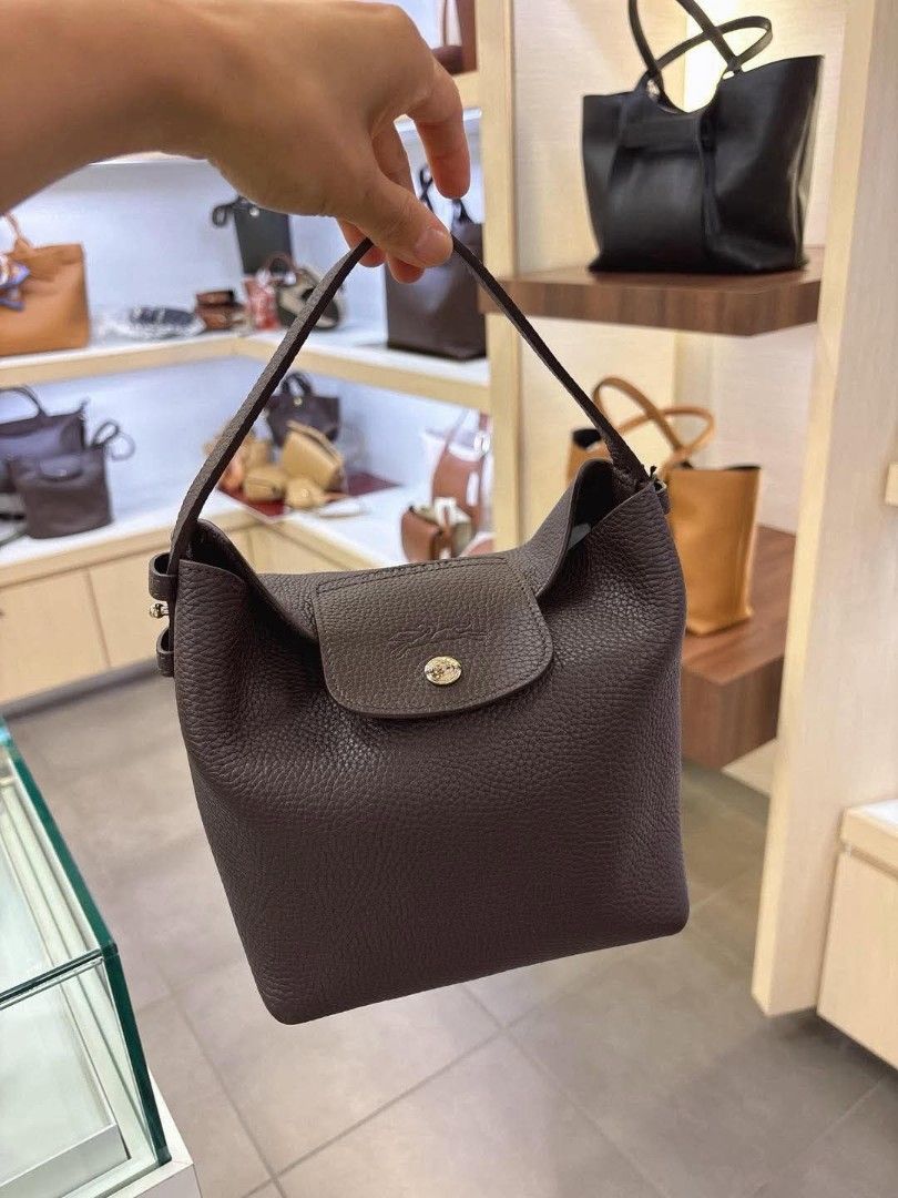Longchamp Le Cadence S Bucket in Mocha (Category: Cross-body Bags) located in Manila. Submitted by mahaechn (Listing ID 1470309380, Image 3). Description: 📌 ON HAND ‼️ 👜 Longchamp Le Cadence S Bucket ✨ Brand new — with paper bag! Super cute, compact, and perfect for your daily lakads or errands! Stylish yet spacious for all your essentials. 📏 Size: 18 cm (L) x 23 cm (H) x 11 cm (W) ✅ With paper bag ✅ Brand new 💫 with Tag 💸 Payment first (GCa