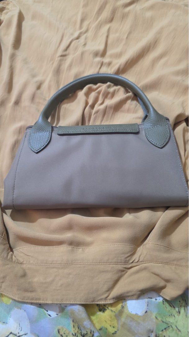LONGCHAMP LE PLIAGE (Category: Tote Bags) located in Calamba. Submitted by happy_lindzyp (Listing ID 1470249251, Image 3). Description: Bag is on hand. Bought from Paris France Short handle Very elegant Olive green color Grayish inside.