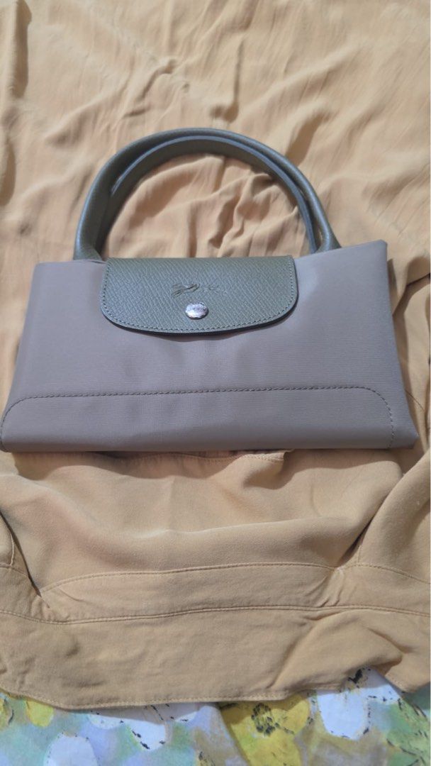 LONGCHAMP LE PLIAGE (Category: Tote Bags) located in Calamba. Submitted by happy_lindzyp (Listing ID 1470249251, Image 2). Description: Bag is on hand. Bought from Paris France Short handle Very elegant Olive green color Grayish inside.