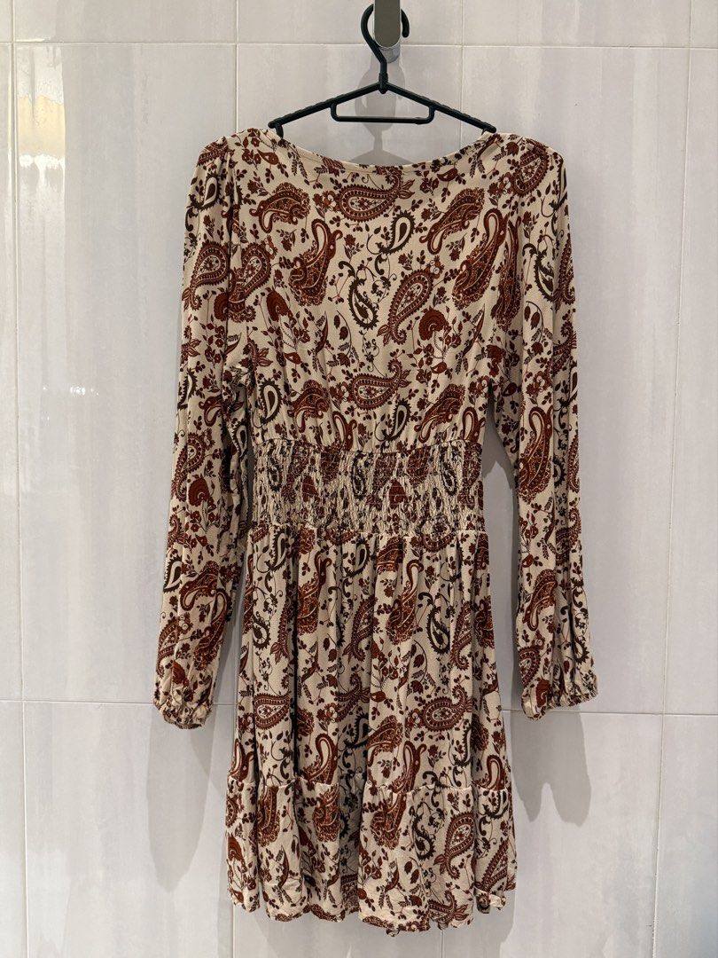 Longsleeved Paisley Dress (Category: Dresses) located in Makati City. Submitted by josbd (Listing ID 1470338244, Image 2). Description: Longsleeved Paisley Dress Low Neckline Size XS.