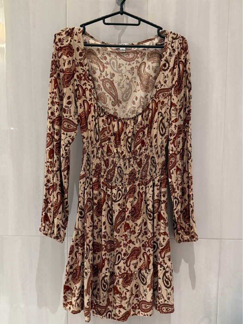 Longsleeved Paisley Dress (Category: Dresses) located in Makati City. Submitted by josbd (Listing ID 1470338244, Image 1). Description: Longsleeved Paisley Dress Low Neckline Size XS.