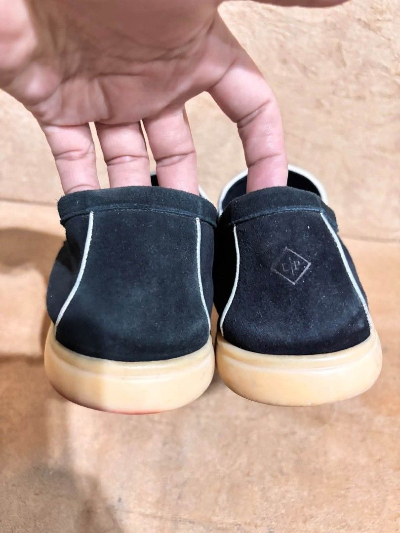Loro Piana (Category: Sneakers & Footwear) located in Dumaguete. Submitted by camillaolshoppe2 (Listing ID 1470214644, Image 2). Description: 1st time makakuha nito for men size 44 ang ganda ni LORO P😍.