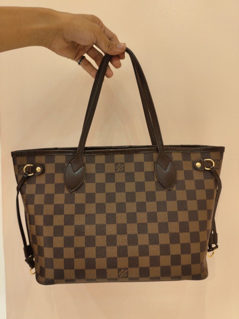 Louis Vuitton Damier Ebene Neverfull Tote Bag (Category: Luxury Bags & Wallets) located in Quezon City. Submitted by jastine20 (Listing ID 1470334490, Image 1). Description: - Authentic Louis Vuitton Damier Ebene canvas tote - Iconic brown checkerboard pattern with dark brown leather straps - Elegant gold-tone hardware details - Classic shoulder bag silhouette featuring adjustable side laces - Clean, structured design offering great everyday util