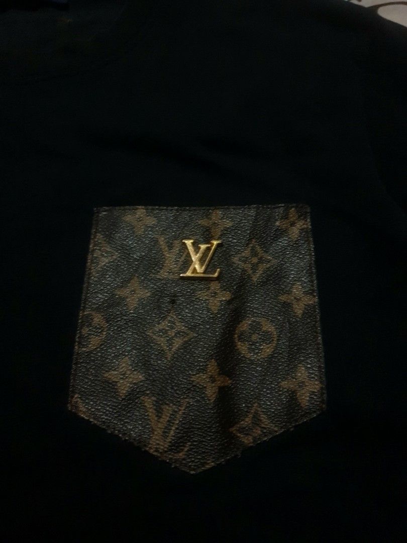 Louis Vuitton leather patch design tshirt (Category: Tshirts & Polo Shirts ) located in San Fernando. Submitted by retro.district. (Listing ID 1470344616, Image 3). Description: - Louis Vuitton tshirt LV leather patch - Size: Large (21x28) - Condition: Excellent - No issue - Color Rate: 9.5/10.