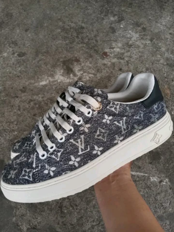 LOUIS VUITTON LV CANVAS SNEAKERS (Category: Sneakers & Footwear) located in Maribojoc. Submitted by viernz_rose (Listing ID 1470251390, Image 1). Description: 💎 LOUIS VUITTON LV CANVAS SNEAKERS 🤎✨ 🇮🇹 Made in Italy Size: EU 40 👫 Unisex — For Men & Women 👌 In Good Condition ♻️ Ukay Source Mga ka-mine, sino ang bet nito? 😍 LV na, mga mare and bossing! Classy kaayo tan-awon! 🤎 Swerte maka-mine ani! 🔥 Ganda nito, bagay sa kahit anong outfit! 