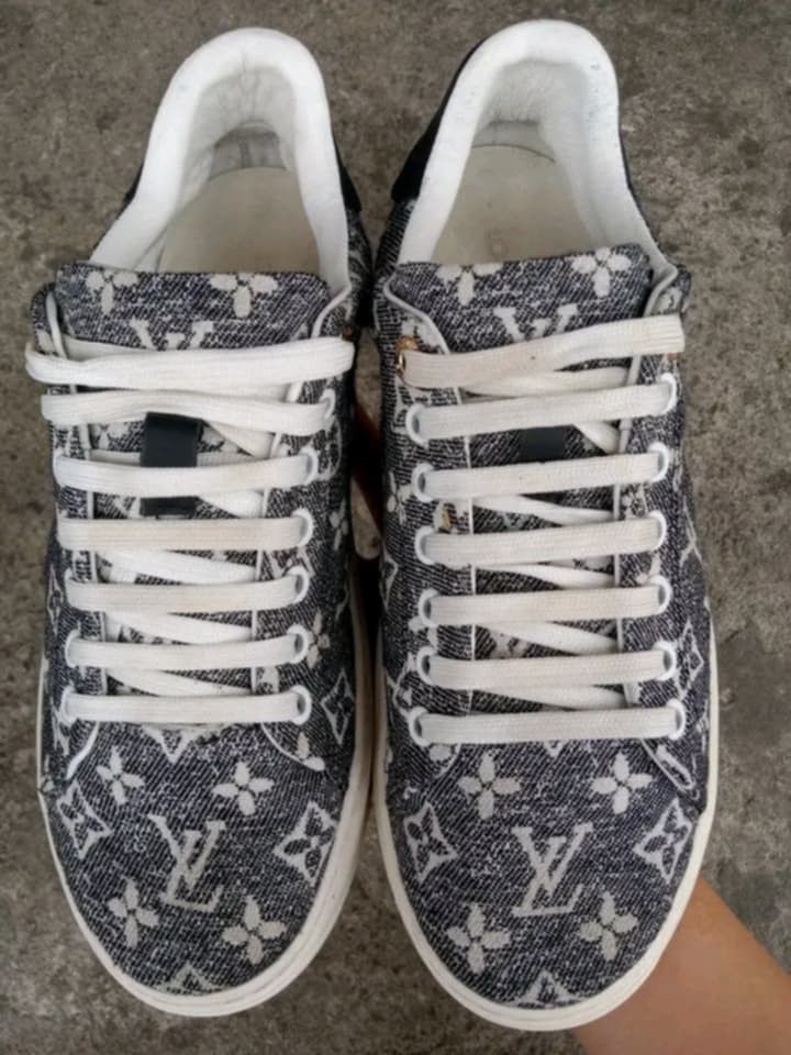 LOUIS VUITTON LV CANVAS SNEAKERS (Category: Sneakers & Footwear) located in Maribojoc. Submitted by viernz_rose (Listing ID 1470251390, Image 2). Description: 💎 LOUIS VUITTON LV CANVAS SNEAKERS 🤎✨ 🇮🇹 Made in Italy Size: EU 40 👫 Unisex — For Men & Women 👌 In Good Condition ♻️ Ukay Source Mga ka-mine, sino ang bet nito? 😍 LV na, mga mare and bossing! Classy kaayo tan-awon! 🤎 Swerte maka-mine ani! 🔥 Ganda nito, bagay sa kahit anong outfit! 