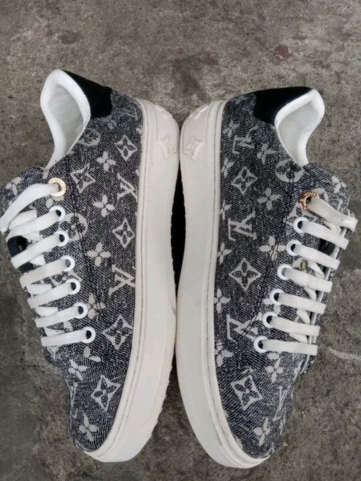 LOUIS VUITTON LV CANVAS SNEAKERS (Category: Sneakers & Footwear) located in Maribojoc. Submitted by viernz_rose (Listing ID 1470251390, Image 3). Description: 💎 LOUIS VUITTON LV CANVAS SNEAKERS 🤎✨ 🇮🇹 Made in Italy Size: EU 40 👫 Unisex — For Men & Women 👌 In Good Condition ♻️ Ukay Source Mga ka-mine, sino ang bet nito? 😍 LV na, mga mare and bossing! Classy kaayo tan-awon! 🤎 Swerte maka-mine ani! 🔥 Ganda nito, bagay sa kahit anong outfit! 