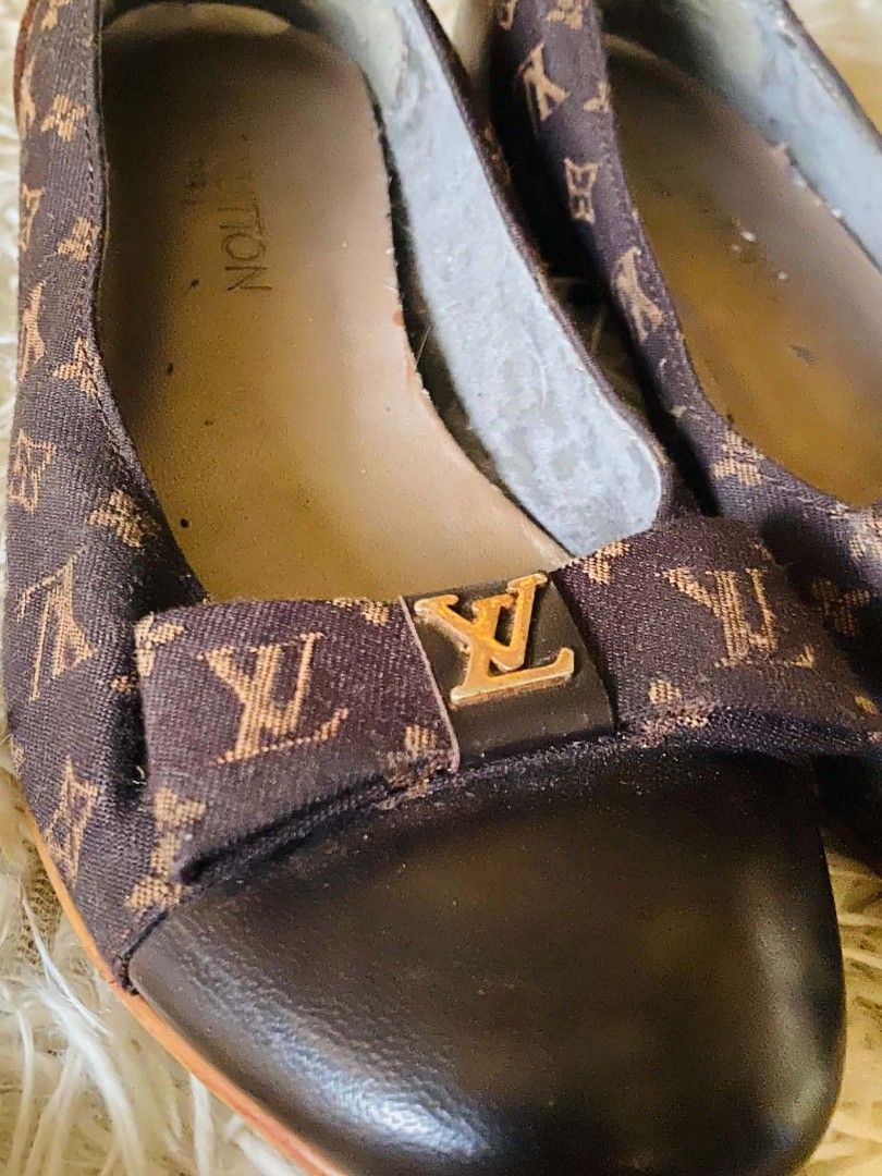 Louis Vuitton Monogram Ballet Flats (Category: Sandals) located in San Isidro, Davao Oriental. Submitted by ranofrehets (Listing ID 1470238872, Image 2). Description: Louis Vuitton Monogram Ballet Flats 900 plus sf No Issues No Stain Goods pa 22cm-24cm Has no Stain Sign of usage only.