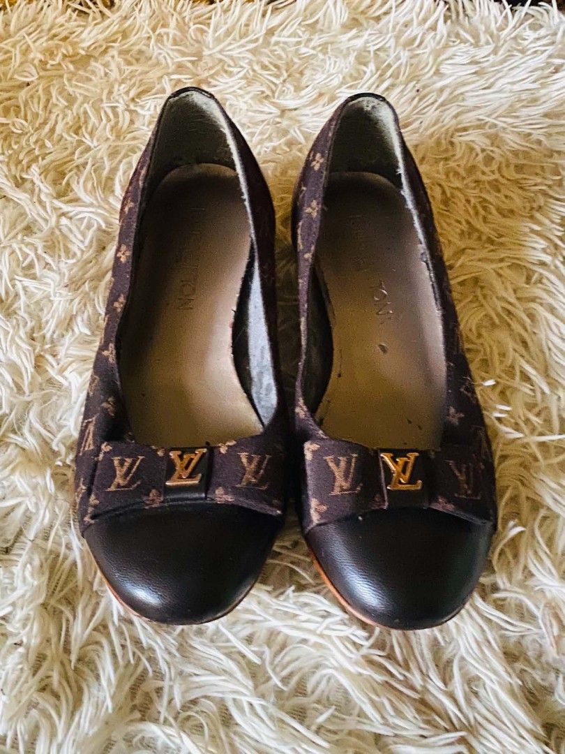 Louis Vuitton Monogram Ballet Flats (Category: Sandals) located in San Isidro, Davao Oriental. Submitted by ranofrehets (Listing ID 1470238872, Image 1). Description: Louis Vuitton Monogram Ballet Flats 900 plus sf No Issues No Stain Goods pa 22cm-24cm Has no Stain Sign of usage only.