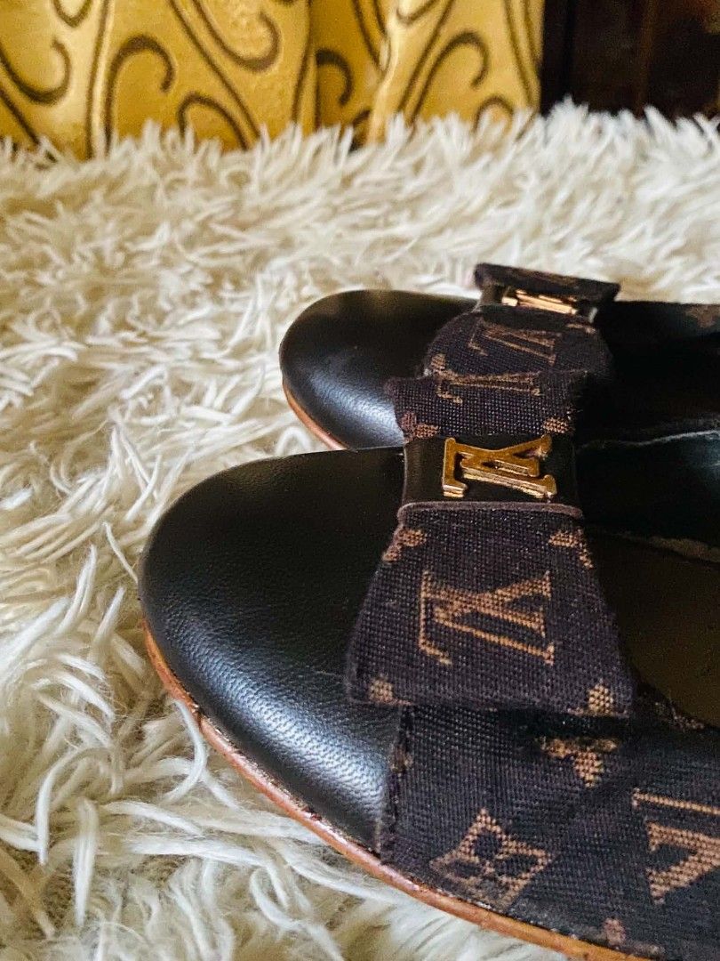 Louis Vuitton Monogram Ballet Flats (Category: Sandals) located in San Isidro, Davao Oriental. Submitted by ranofrehets (Listing ID 1470238872, Image 3). Description: Louis Vuitton Monogram Ballet Flats 900 plus sf No Issues No Stain Goods pa 22cm-24cm Has no Stain Sign of usage only.