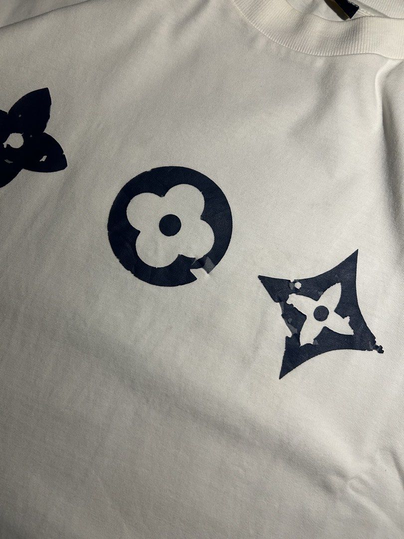 Louis Vuitton Monogram Flower White T-shirt Size M (Category: Tshirts & Polo Shirts ) located in Munoz. Submitted by itsmerhae.phoenix (Listing ID 1470176280, Image 2). Description: good condition 22/28 large see pics issue 9/10 color rate.