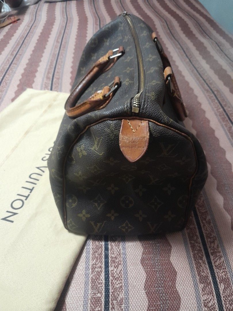 Louis Vuitton Monogram Speedy Handbag (Category: Luxury Bags & Wallets) located in Manila. Submitted by glengpascu18784 (Listing ID 1470301748, Image 2). Description: - Authentic Louis Vuitton monogram canvas handbag - Premium brown Vachetta leather handles and trim - Secure top zip closure with signature padlock on the side tab - Comfortable double rolled top handles - Spacious interior compartment, perfect for daily essentials - Includes origin