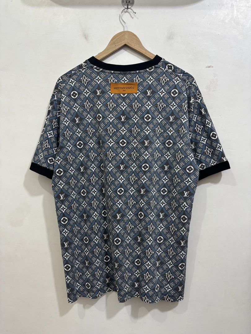 Louis Vuitton Monogram Tee (Category: Luxury Apparel) located in Taytay. Submitted by leanmark103093 (Listing ID 1470299527, Image 2). Description: L0UlS VUlTT0N Mens Monogram SS Tee Small on tag W22 L29 Excellent Condition No issue 📩📩📩📩.