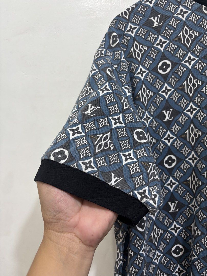 Louis Vuitton Monogram Tee (Category: Luxury Apparel) located in Taytay. Submitted by leanmark103093 (Listing ID 1470299527, Image 3). Description: L0UlS VUlTT0N Mens Monogram SS Tee Small on tag W22 L29 Excellent Condition No issue 📩📩📩📩.
