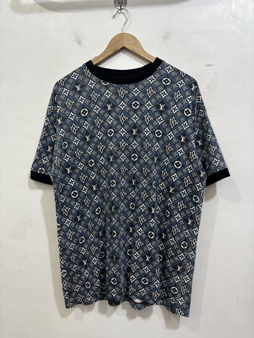 Louis Vuitton Monogram Tee (Category: Luxury Apparel) located in Taytay. Submitted by leanmark103093 (Listing ID 1470299527, Image 1). Description: L0UlS VUlTT0N Mens Monogram SS Tee Small on tag W22 L29 Excellent Condition No issue 📩📩📩📩.