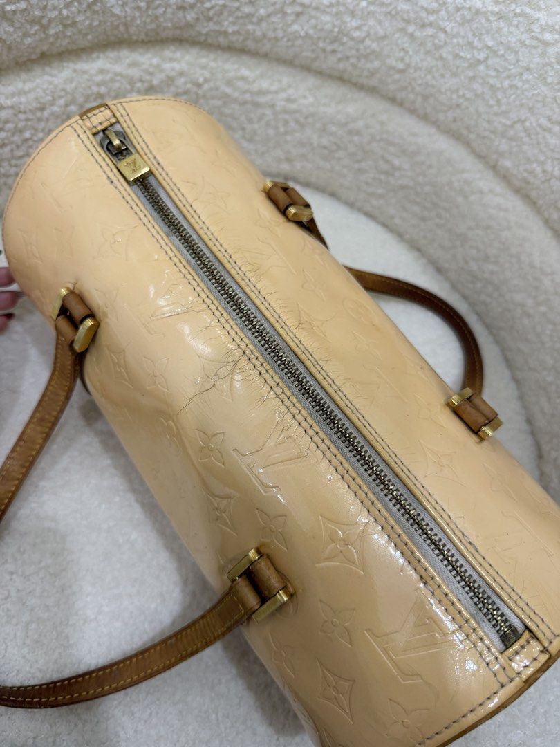 Authentic Louis Vuitton Monogram Vernis Bedford Handbag (Category: Luxury Bags & Wallets) located in Adams. Submitted by luxcollects (Listing ID 1470191101, Image 2). Description: Vintage Louis Vuitton Monogram Vernis Bedford in Beige 🤍 A gorgeous vintage Louis Vuitton piece from the iconic Marc Jacobs era, featuring the signature embossed LV monogram on glossy Vernis patent leather in a beautiful champagne-beige shade. Designed with a timeless 