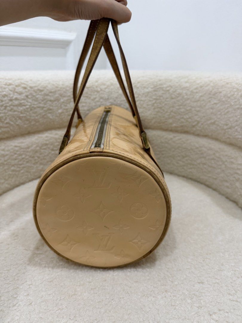 Authentic Louis Vuitton Monogram Vernis Bedford Handbag (Category: Luxury Bags & Wallets) located in Adams. Submitted by luxcollects (Listing ID 1470191101, Image 3). Description: Vintage Louis Vuitton Monogram Vernis Bedford in Beige 🤍 A gorgeous vintage Louis Vuitton piece from the iconic Marc Jacobs era, featuring the signature embossed LV monogram on glossy Vernis patent leather in a beautiful champagne-beige shade. Designed with a timeless 