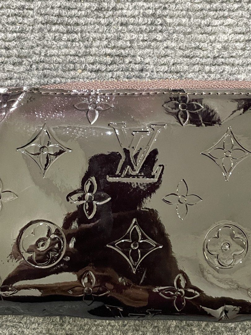Louis Vuitton monogram wallet (Category: Luxury Bags & Wallets) located in Cagayan de Oro. Submitted by mrs.dani (Listing ID 1470210236, Image 2). Description: Coded No issue Dm for more details .