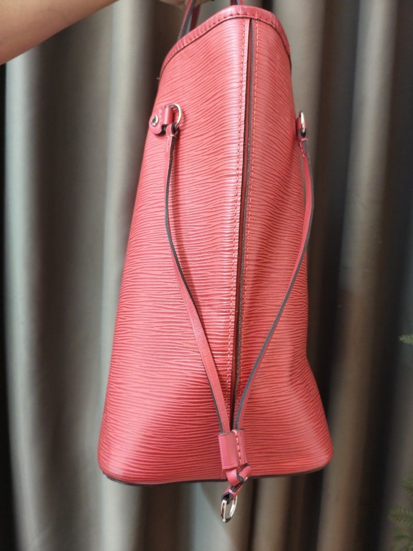 LOUIS VUITTON NEVERFULL EPI LEATHER (Category: Luxury Bags & Wallets) located in Caloocan City. Submitted by jastine20 (Listing ID 1470334331, Image 3). Description: CHANGE INTERIOR INSIDE BUT IT'S GOOD CONDITION.