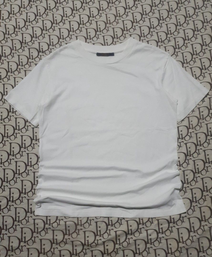 Louis Vuitton plain white shirt (Category: Tshirts & Polo Shirts ) located in San Fernando. Submitted by retro.district. (Listing ID 1470344840, Image 1). Description: - Louis Vuitton plain white shirt LV - Size: Medium(19x26) - Condition: Excellent - No issue.