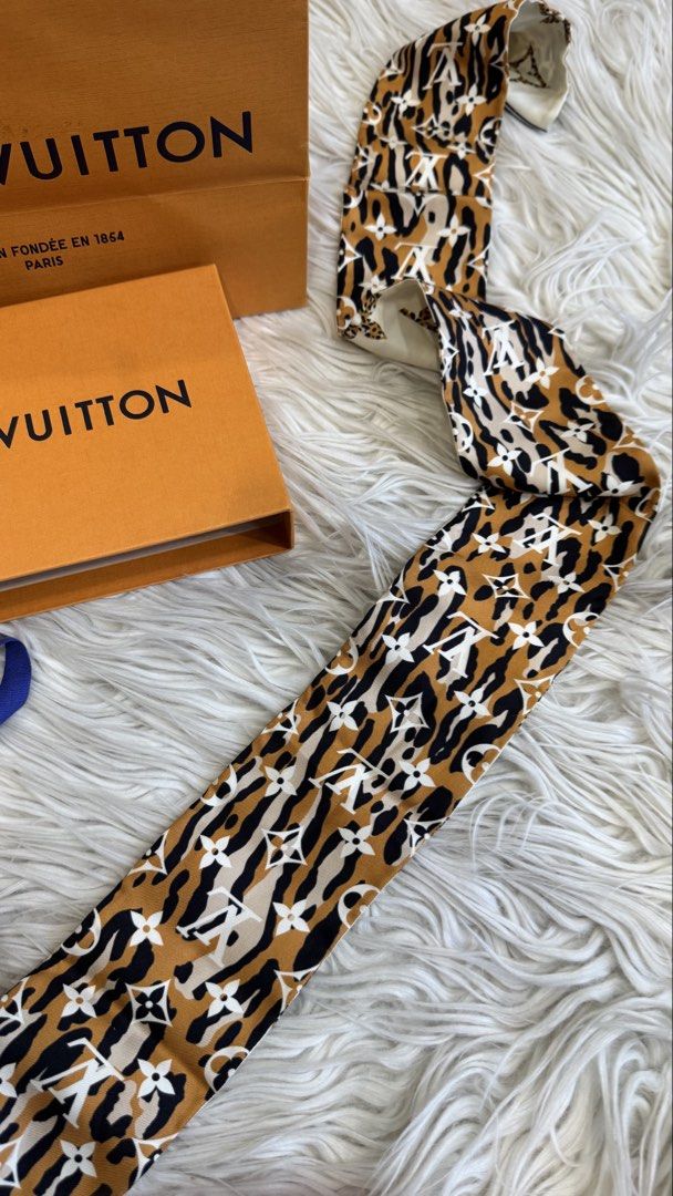 Louis Vuitton Reversible Leopard Print Bandeau (Category: Hair Accessories) located in Manila. Submitted by mamk0823 (Listing ID 1470231934, Image 2). Description: - REVERSIBLE - Can be used as a head, neck accessory or belt.