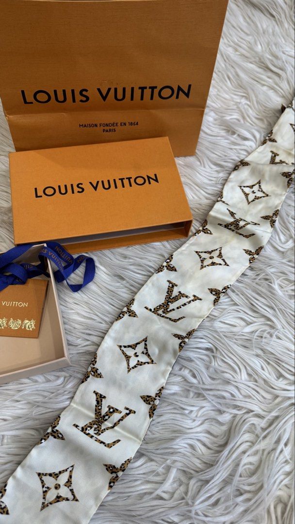 Louis Vuitton Reversible Leopard Print Bandeau (Category: Hair Accessories) located in Manila. Submitted by mamk0823 (Listing ID 1470231934, Image 3). Description: - REVERSIBLE - Can be used as a head, neck accessory or belt.
