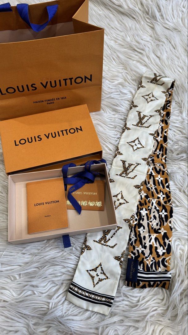 Louis Vuitton Reversible Leopard Print Bandeau (Category: Hair Accessories) located in Manila. Submitted by mamk0823 (Listing ID 1470231934, Image 1). Description: - REVERSIBLE - Can be used as a head, neck accessory or belt.