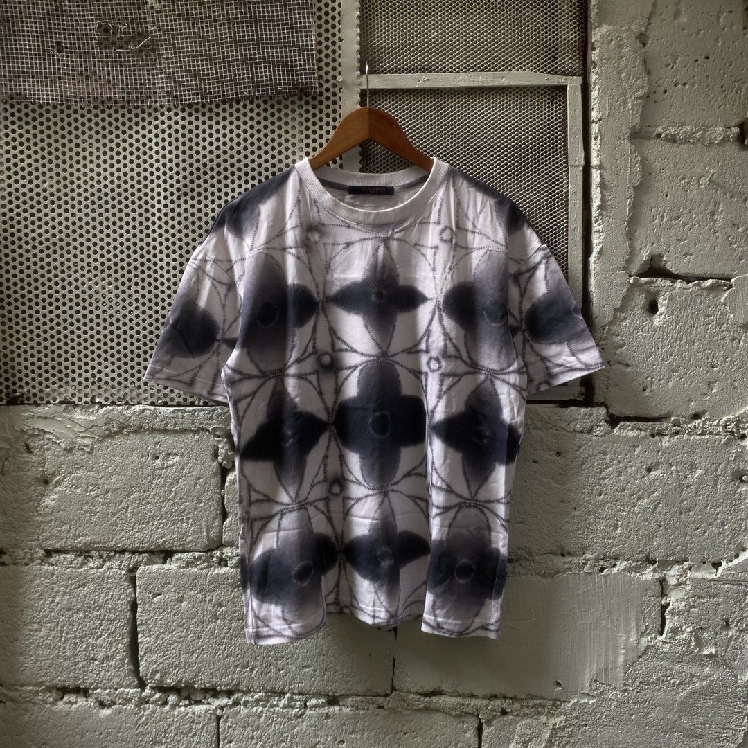 LOUIS VUITTON SHIBORI (Category: Tshirts & Polo Shirts ) located in Manila. Submitted by aym_fortunate (Listing ID 1470244280, Image 1). Description: EXCELLENT CONDITION. DIMES. WIDTH : 22 LENGTH : 27 SIZE : LARGE COLOR RATE / CONDITIN : 9/10 ISSUE : CUT WASHTAG NEGOTIABLE FOR SURE BUYER..