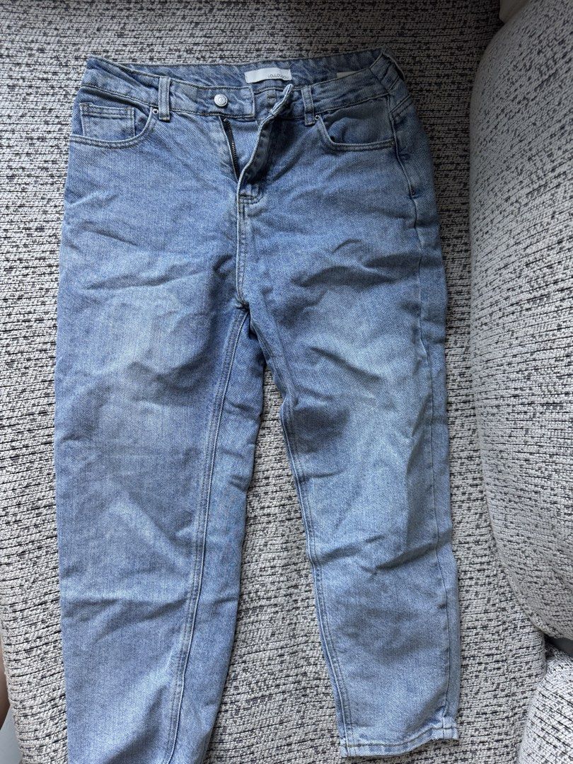 LOULOUBLUE Light Wash Denim Jeans (Category: Jeans) located in Manila. Submitted by billiebrown (Listing ID 1470153455, Image 1). Description: - Brand: Louloublue - Wash: Light wash denim (soft, worn-in feel) - Rise & Closure: Classic mid-rise with zip fly and metal button - Fit: Relaxed fit through the legs with a cropped length - Style: Traditional five-pocket design, perfect for casual everyday wear.