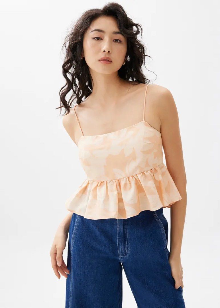 Love Bonito Padded Top (Category: Sleeveless) located in Valenzuela. Submitted by celineyap04 (Listing ID 1470189562, Image 1). Description: .