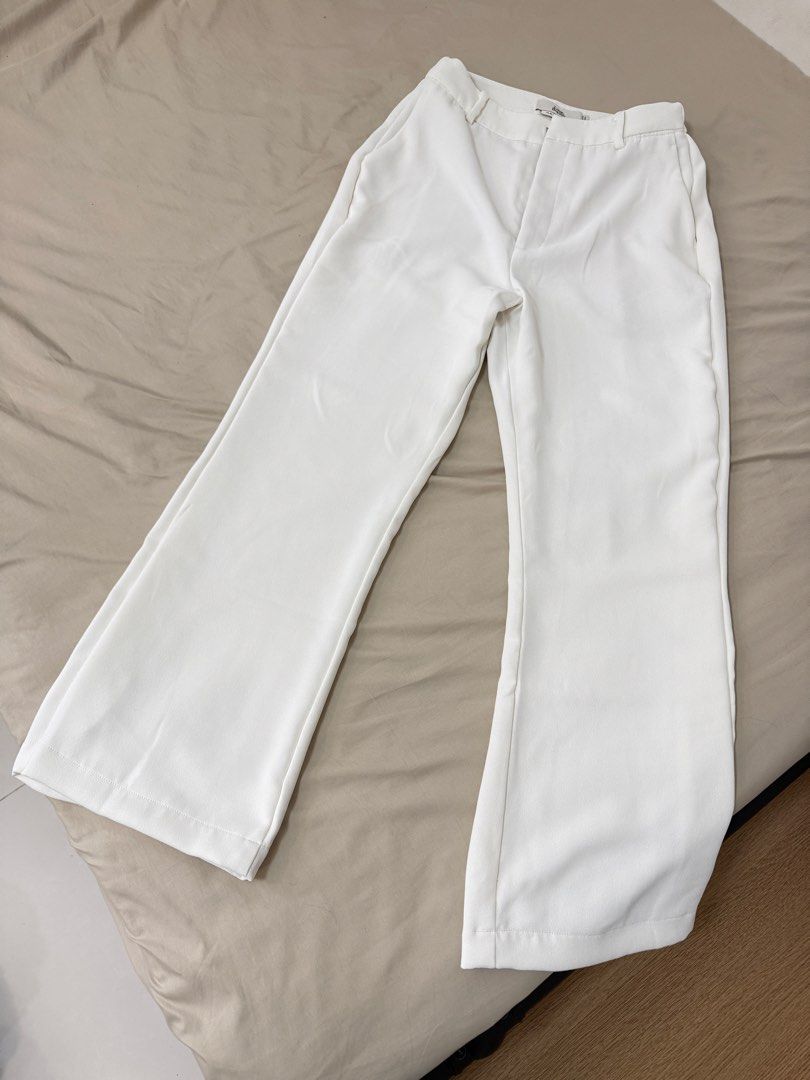 Love Bonito Pvara Flare Pants (Category: Jeans) located in Quezon City. Submitted by sophiefinds.mnl (Listing ID 1470213775, Image 3). Description: Love Bonito - Pvara Flare Pants (White) Size 26-27 - Style: White wide-leg trousers - Waist: Mid-rise with belt loops and clean front zip closure - Pockets: Functional side pockets - Fabric: Textured material with a beautiful drape - Versatility: Easy to style for both work and casual weekend wear.