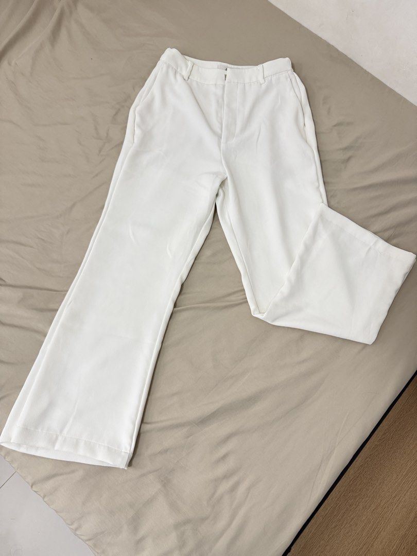 Love Bonito Pvara Flare Pants (Category: Jeans) located in Quezon City. Submitted by sophiefinds.mnl (Listing ID 1470213775, Image 2). Description: Love Bonito - Pvara Flare Pants (White) Size 26-27 - Style: White wide-leg trousers - Waist: Mid-rise with belt loops and clean front zip closure - Pockets: Functional side pockets - Fabric: Textured material with a beautiful drape - Versatility: Easy to style for both work and casual weekend wear.