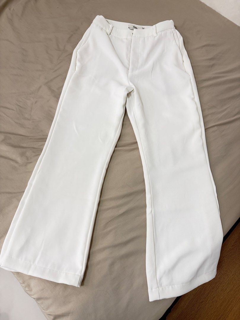 Love Bonito Pvara Flare Pants (Category: Jeans) located in Quezon City. Submitted by sophiefinds.mnl (Listing ID 1470213775, Image 1). Description: Love Bonito - Pvara Flare Pants (White) Size 26-27 - Style: White wide-leg trousers - Waist: Mid-rise with belt loops and clean front zip closure - Pockets: Functional side pockets - Fabric: Textured material with a beautiful drape - Versatility: Easy to style for both work and casual weekend wear.