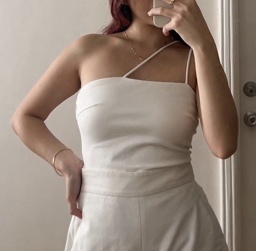 Love Bonito Two Stringed Top (Category: Sleeveless) located in Mandaluyong City. Submitted by cloudycloset09 (Listing ID 1470263646, Image 1). Description: Original Love Bonito top I bought from online back then. Used only 2x. Decluttering now because it is already tight on me + it has reddish stains that didn’t go away during laundry. I haven’t had the stains professionally removed them though so there might be hope? Can fit XS to S frame.
