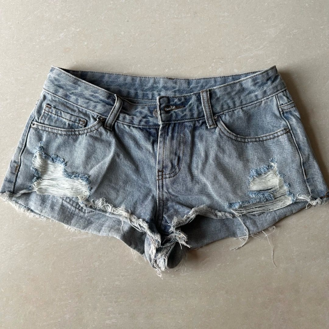 Low Waist Light Washed Denim Shorts (Category: Shorts) located in Paranaque City. Submitted by yanie.ae (Listing ID 1470166117, Image 1). Description: - Color/Wash: Light wash denim - Fit: Mid-rise with belt loops and front button closure - Style: Heavy distressing, rips on the right leg, and raw frayed hems - Pockets: Classic 5-pocket design - Material: Soft, comfortable cotton with a worn-in feel - Note: Measurements available upon request.